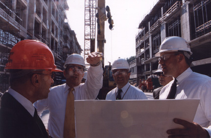 photo of Secretary Thompson looking at blue prints of the Mark O. Hatfield Clinical Research Center