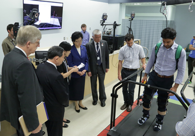Experts at the NIH Clinical Center providing a demonstration to Lin Bin