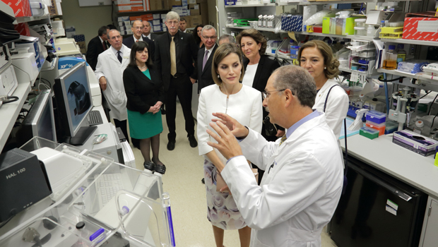 Dr. Lee Helman giving a tour to Queen Letizia of Spain