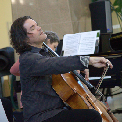 The NIH Clinical Center welcomed three-time Grammy Award winning cellist Zuill Bailey for a performance in the Clinical Center's North Atrium April 18