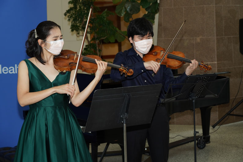 Kenneth and Noelle Naito perform in the Clinical Center
